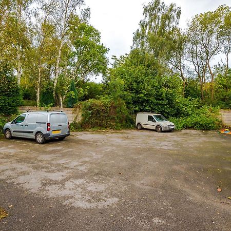 Manchester Comfortable 3 Bedroom House, Free Parking, Wifi & Disneyplus Worsley Zewnętrze zdjęcie