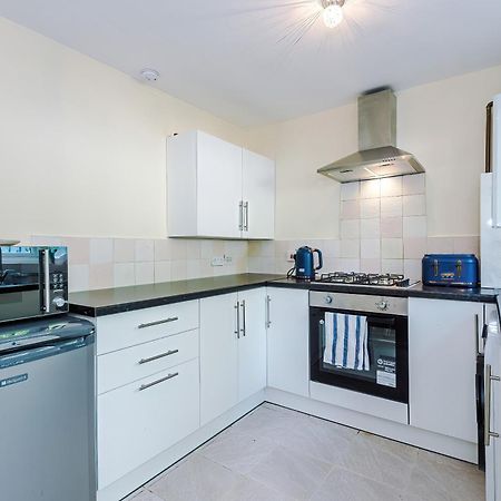 Manchester Comfortable 3 Bedroom House, Free Parking, Wifi & Disneyplus Worsley Zewnętrze zdjęcie