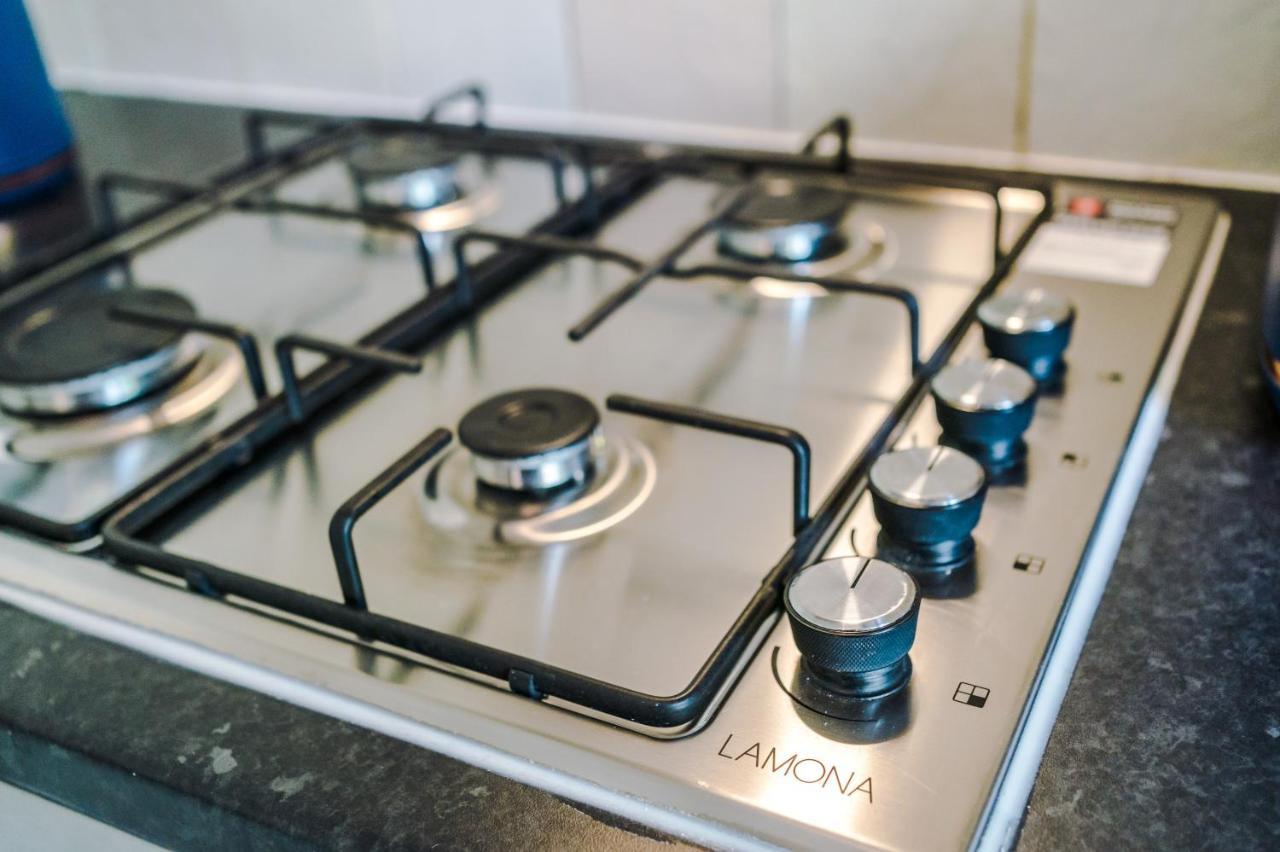 Manchester Comfortable 3 Bedroom House, Free Parking, Wifi & Disneyplus Worsley Zewnętrze zdjęcie