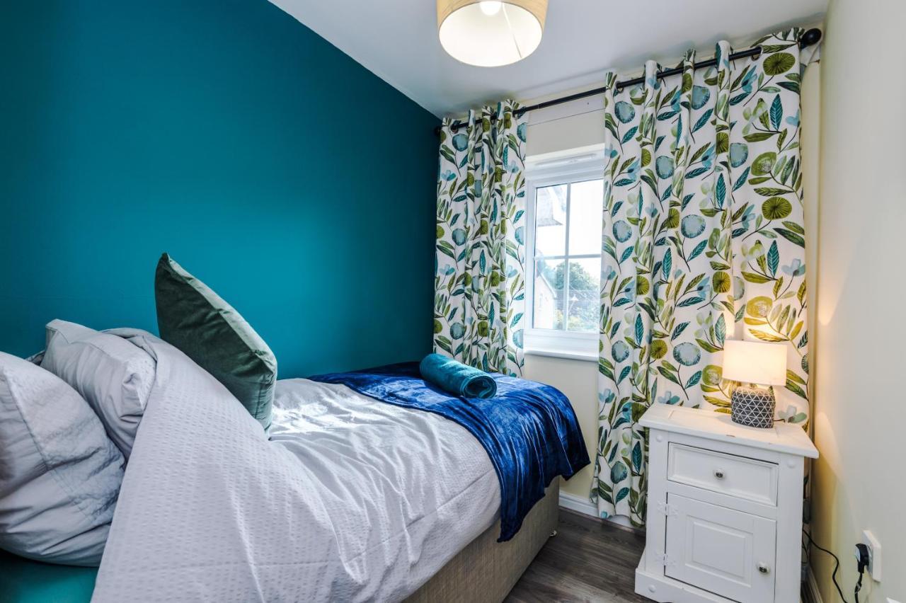 Manchester Comfortable 3 Bedroom House, Free Parking, Wifi & Disneyplus Worsley Zewnętrze zdjęcie