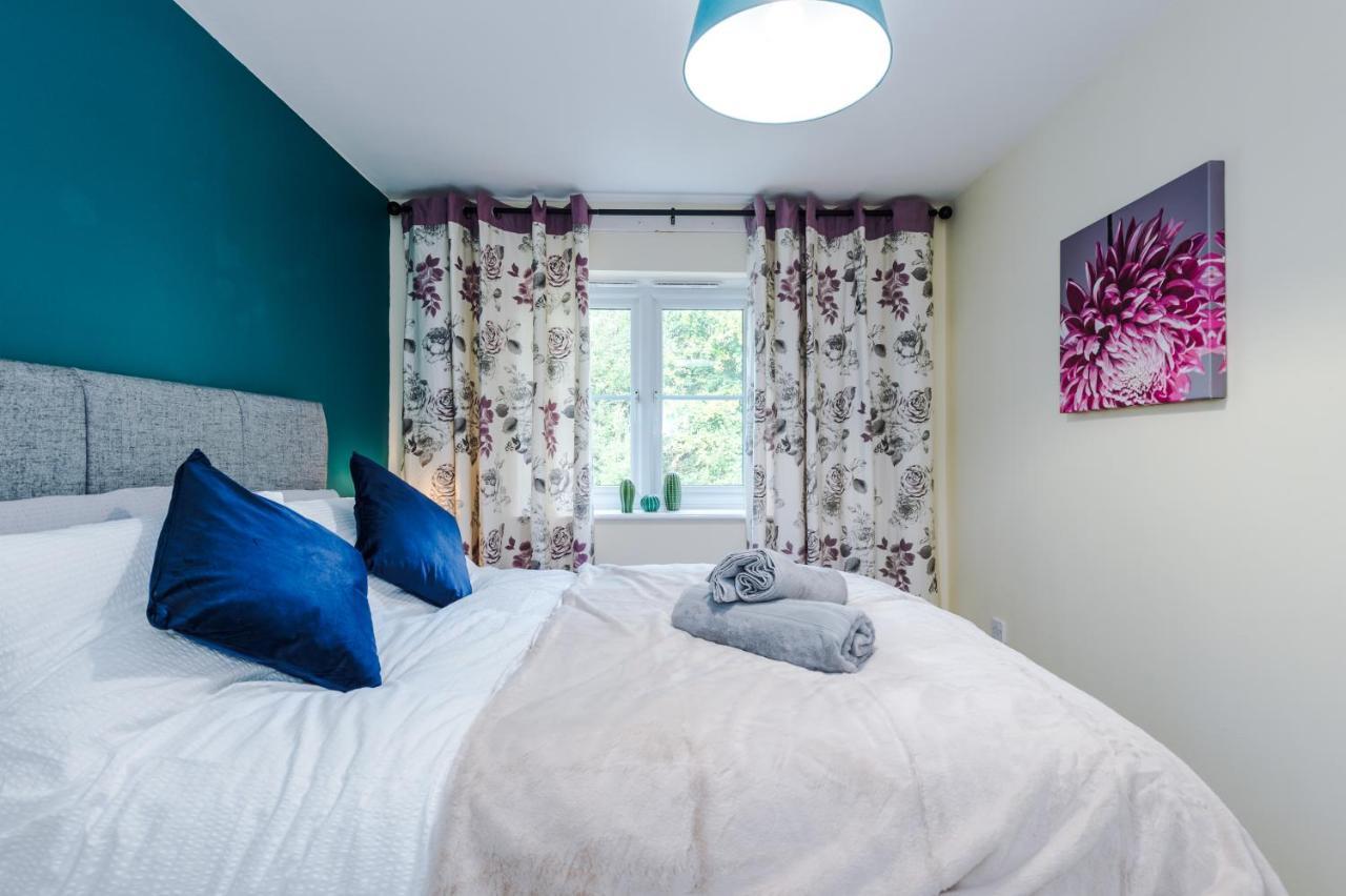 Manchester Comfortable 3 Bedroom House, Free Parking, Wifi & Disneyplus Worsley Zewnętrze zdjęcie