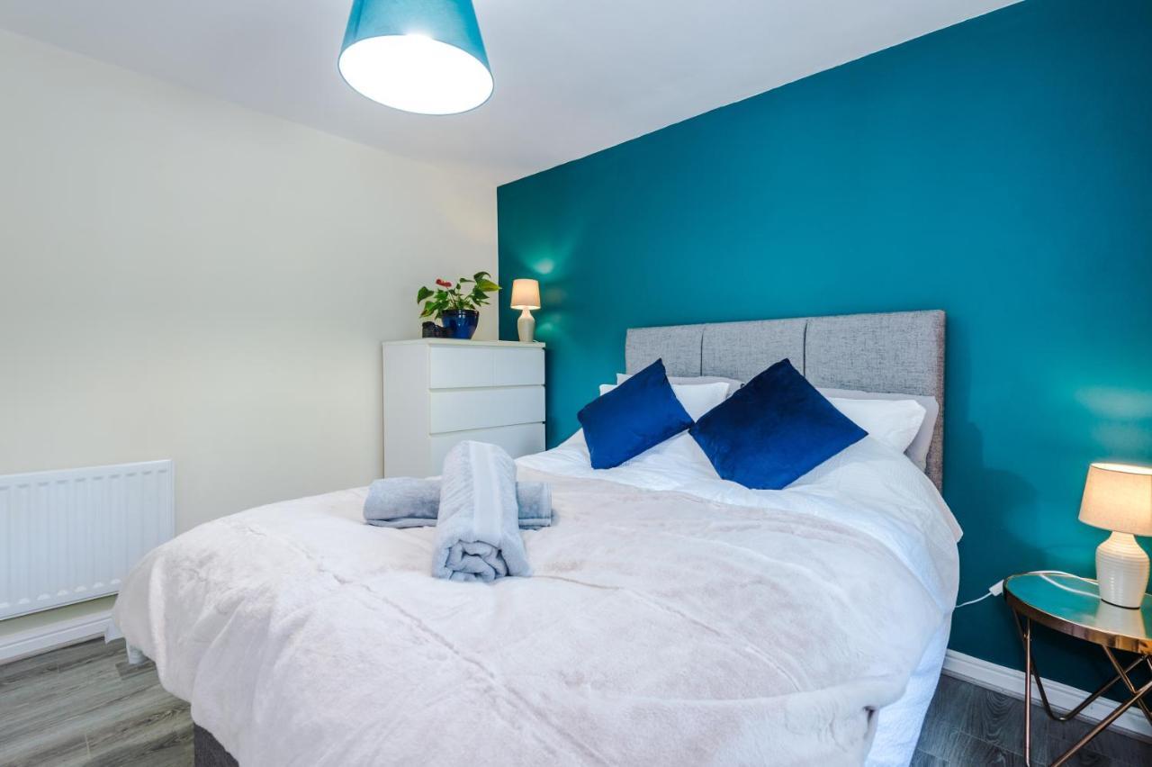 Manchester Comfortable 3 Bedroom House, Free Parking, Wifi & Disneyplus Worsley Zewnętrze zdjęcie
