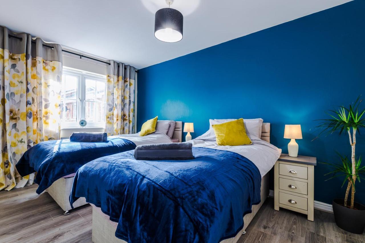 Manchester Comfortable 3 Bedroom House, Free Parking, Wifi & Disneyplus Worsley Zewnętrze zdjęcie