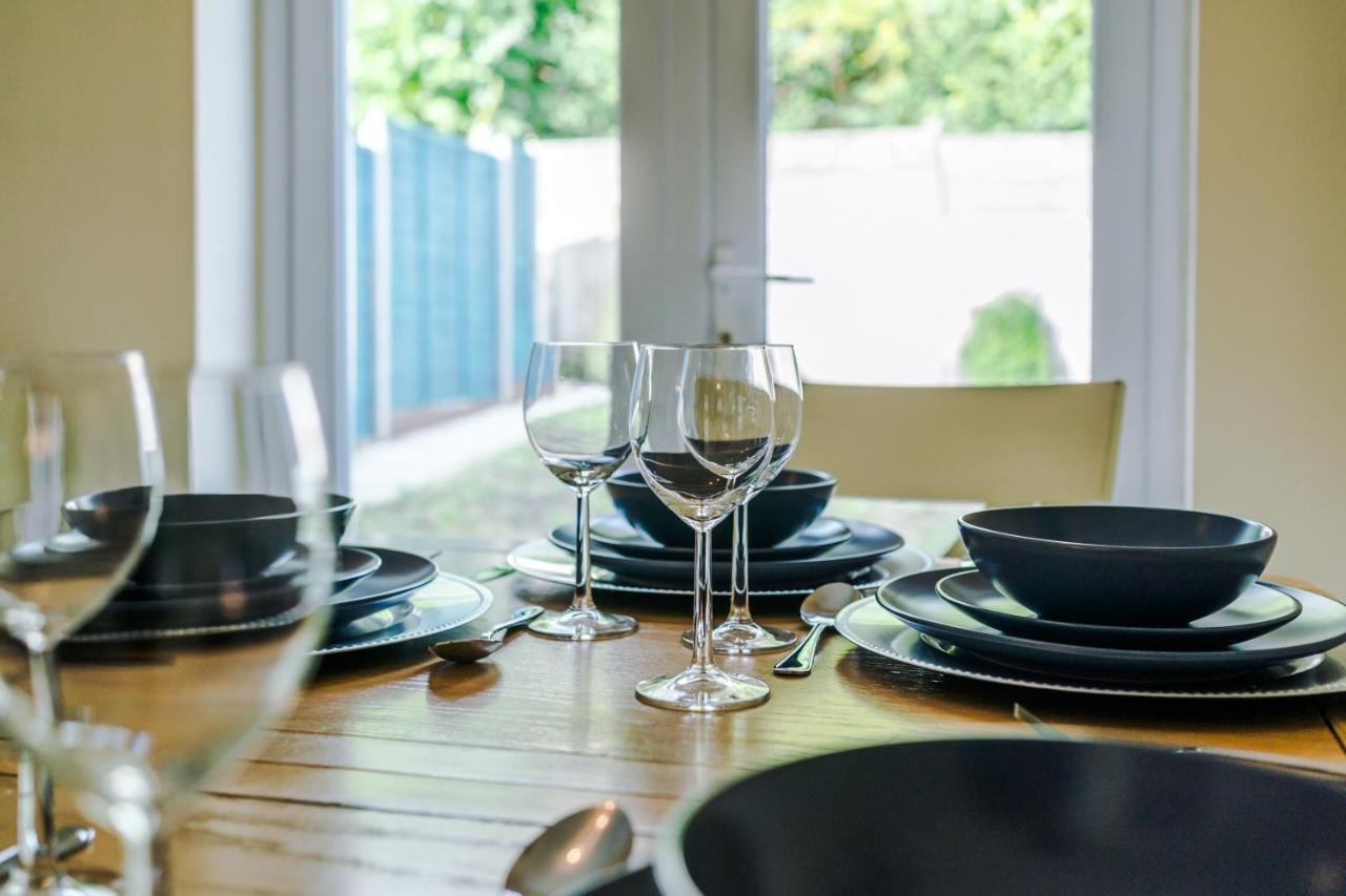 Manchester Comfortable 3 Bedroom House, Free Parking, Wifi & Disneyplus Worsley Zewnętrze zdjęcie