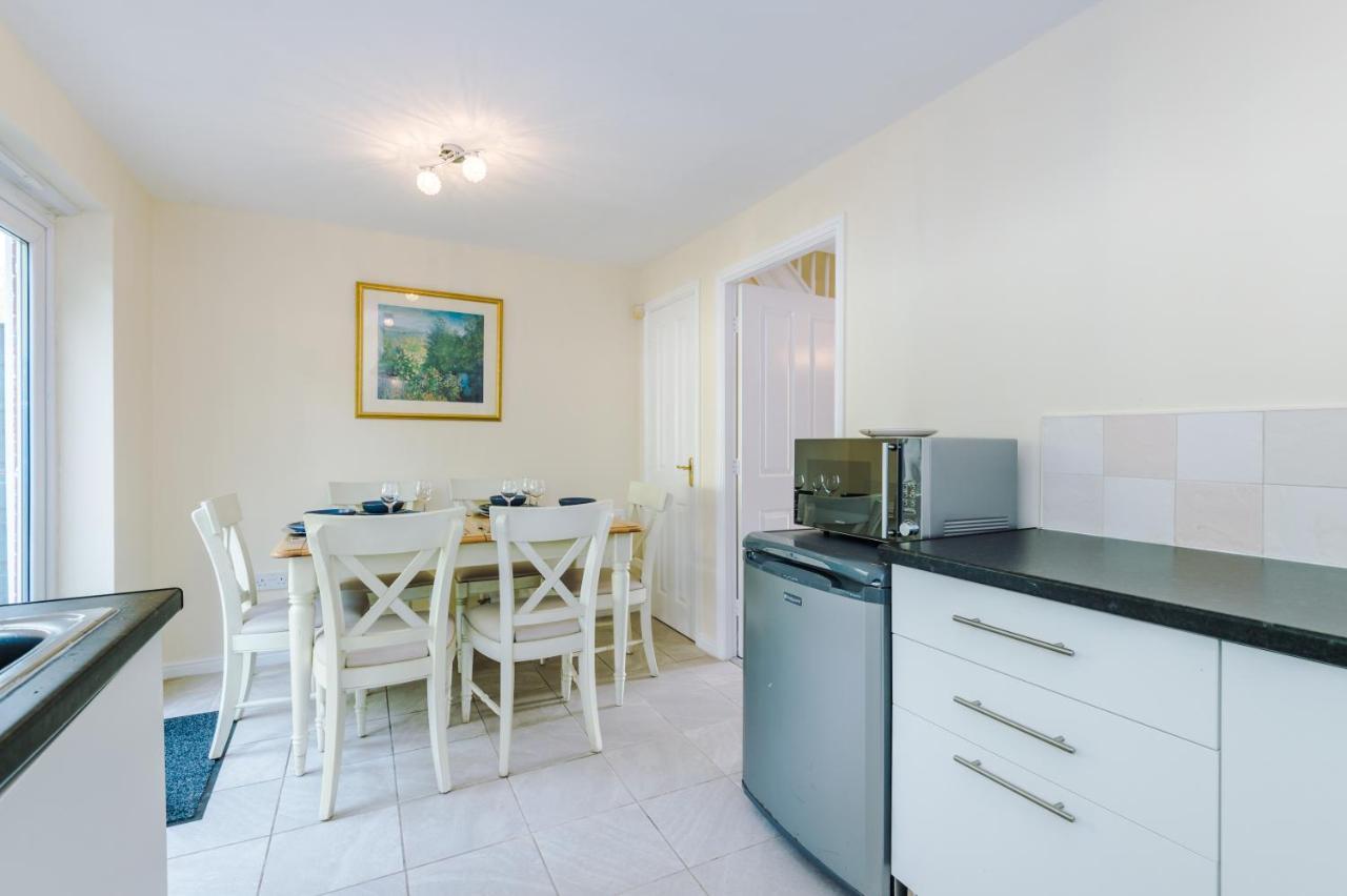 Manchester Comfortable 3 Bedroom House, Free Parking, Wifi & Disneyplus Worsley Zewnętrze zdjęcie