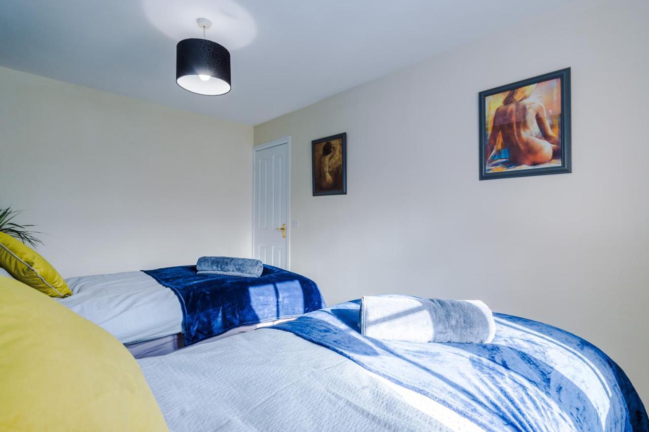 Manchester Comfortable 3 Bedroom House, Free Parking, Wifi & Disneyplus Worsley Zewnętrze zdjęcie