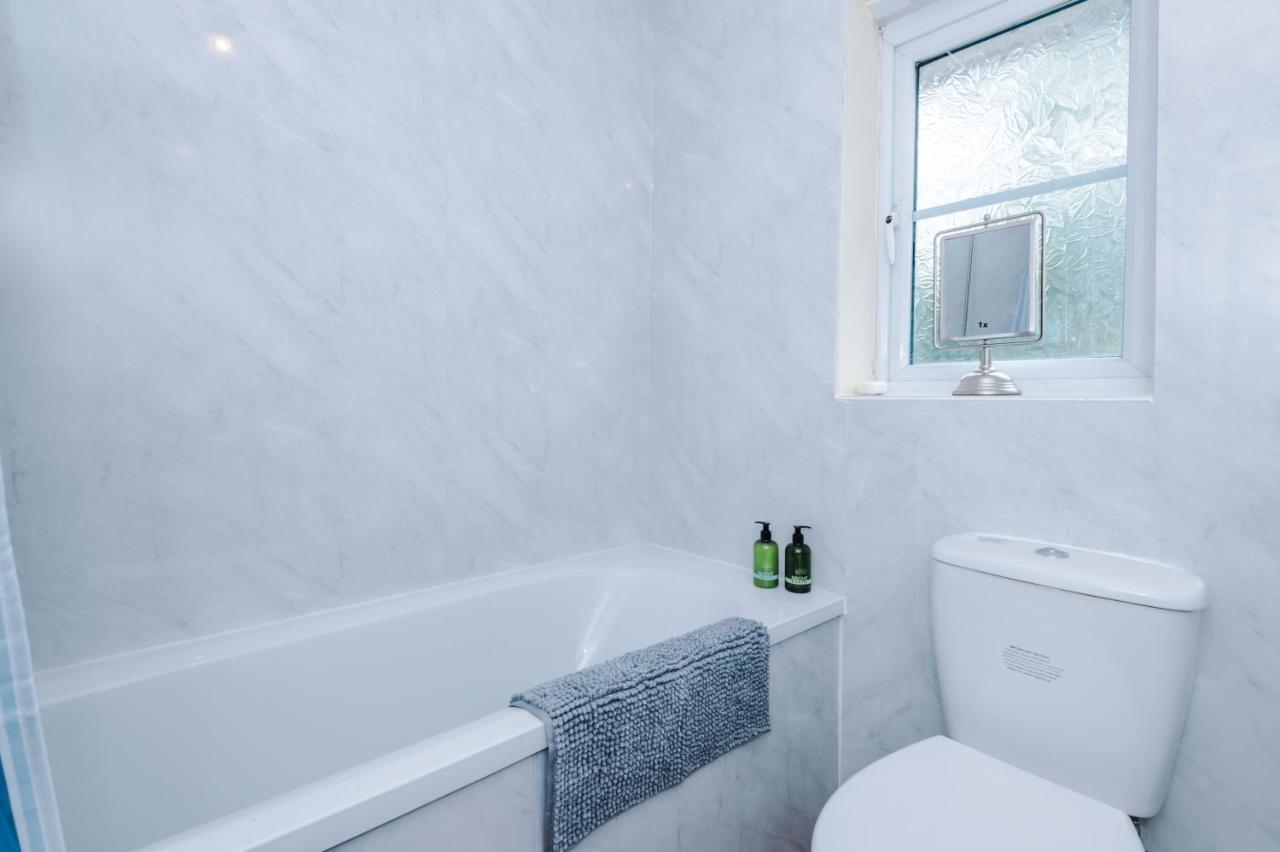 Manchester Comfortable 3 Bedroom House, Free Parking, Wifi & Disneyplus Worsley Zewnętrze zdjęcie