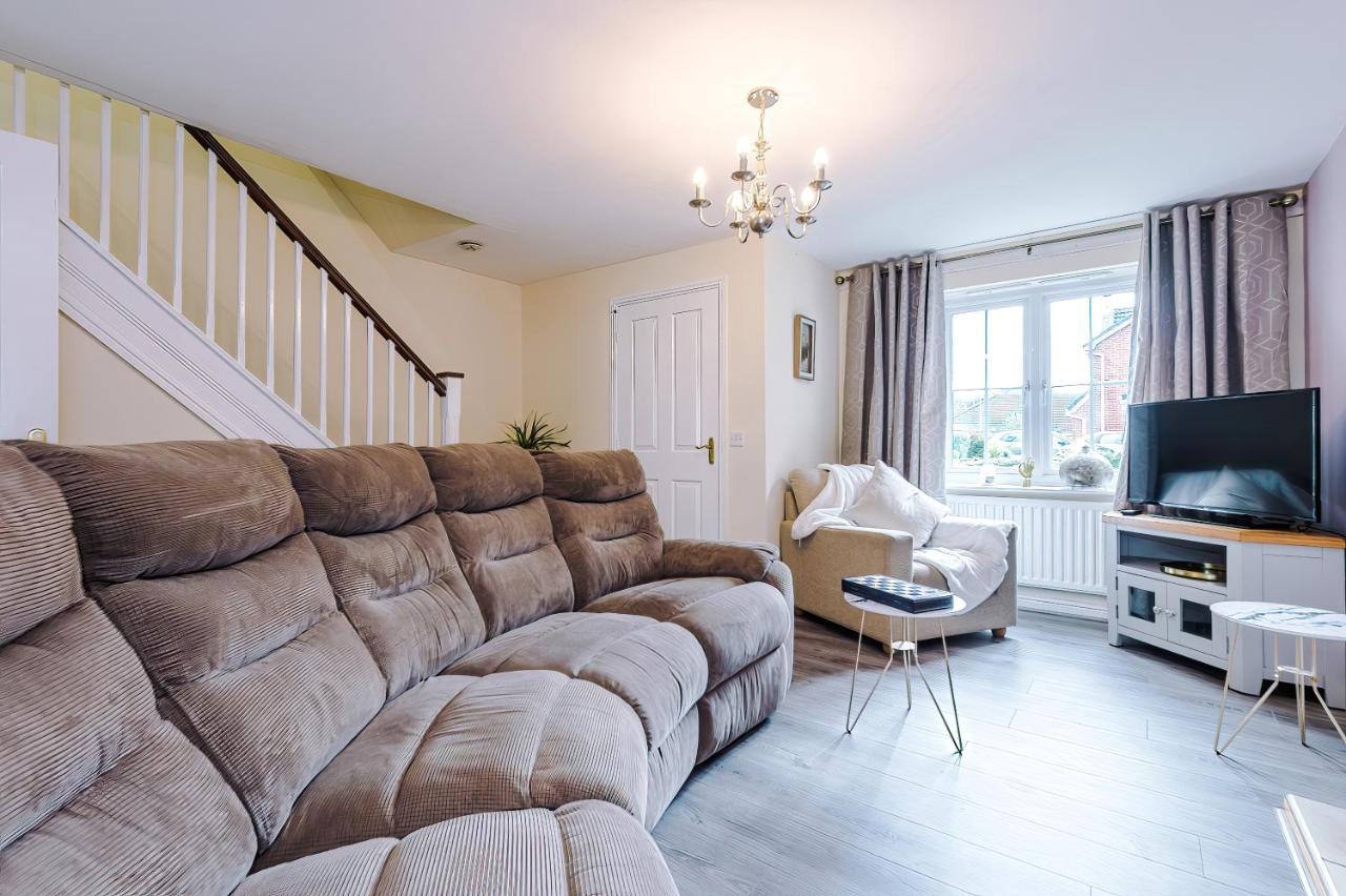 Manchester Comfortable 3 Bedroom House, Free Parking, Wifi & Disneyplus Worsley Zewnętrze zdjęcie