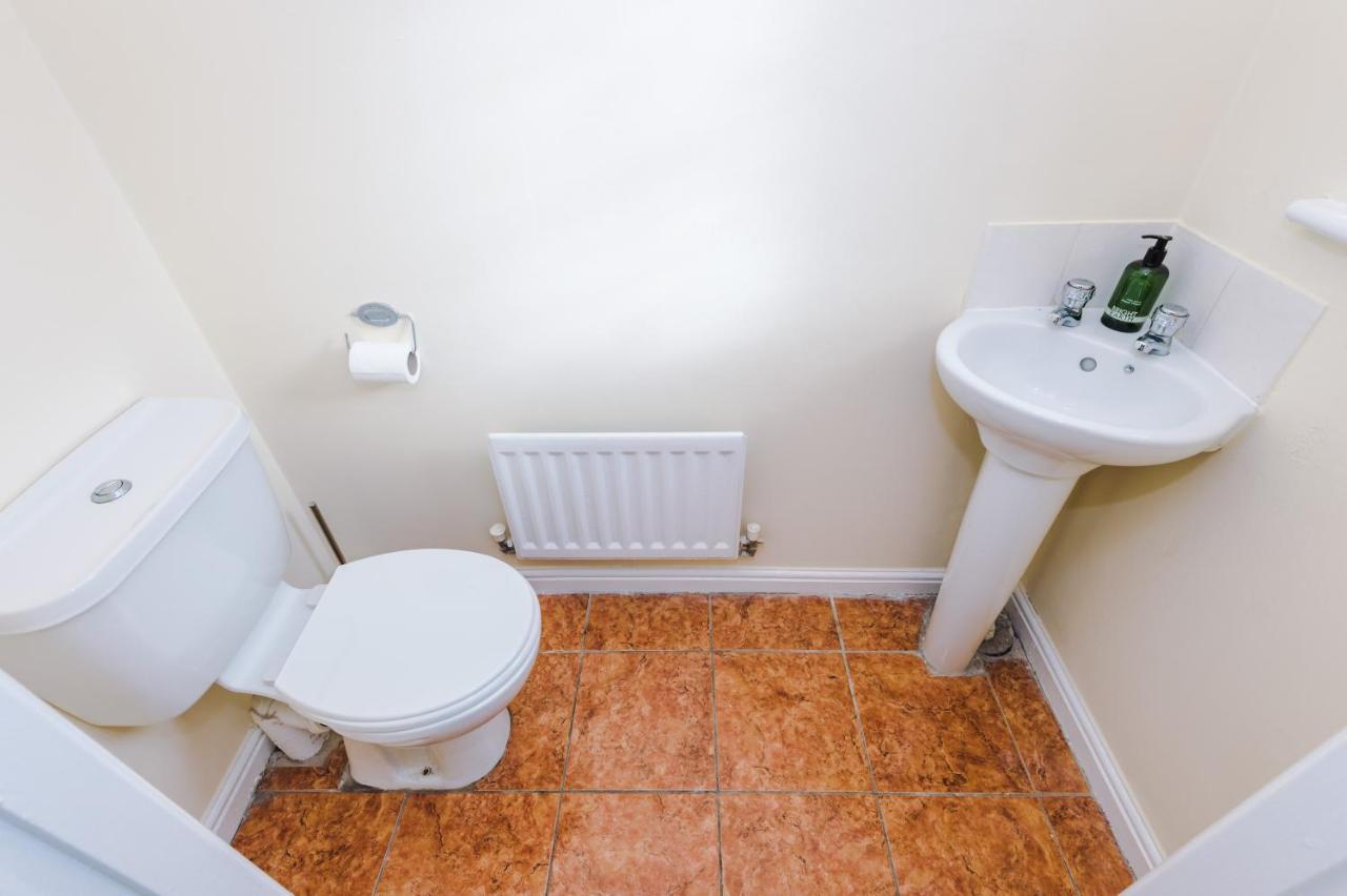 Manchester Comfortable 3 Bedroom House, Free Parking, Wifi & Disneyplus Worsley Zewnętrze zdjęcie