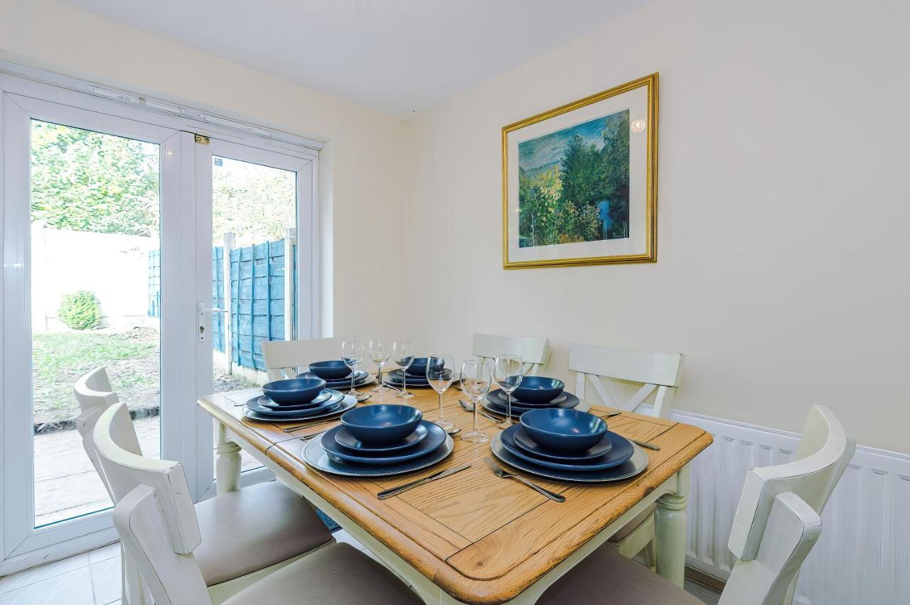Manchester Comfortable 3 Bedroom House, Free Parking, Wifi & Disneyplus Worsley Zewnętrze zdjęcie