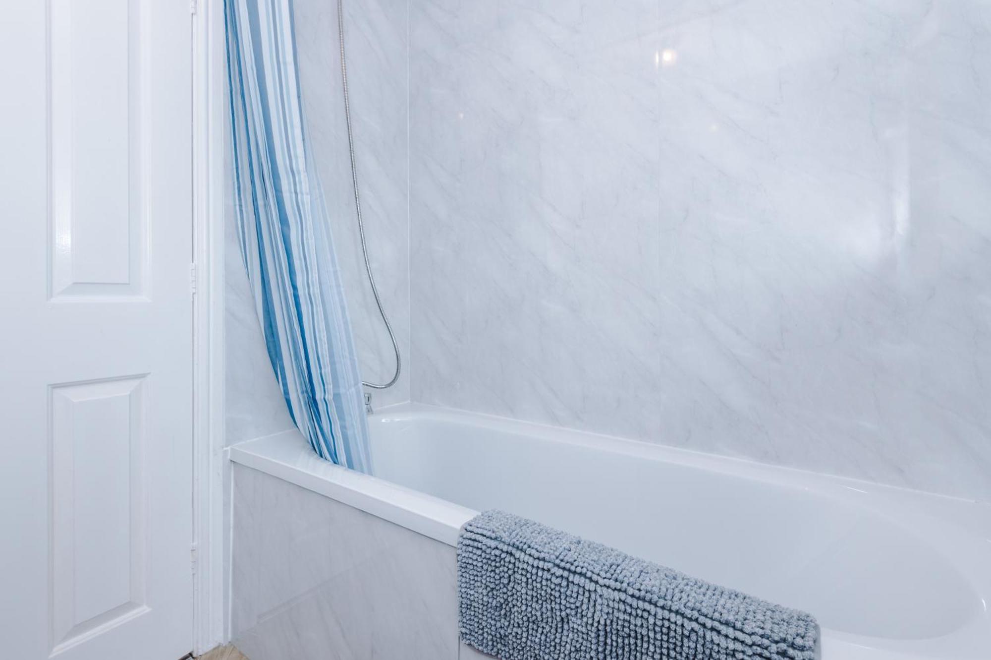 Manchester Comfortable 3 Bedroom House, Free Parking, Wifi & Disneyplus Worsley Zewnętrze zdjęcie